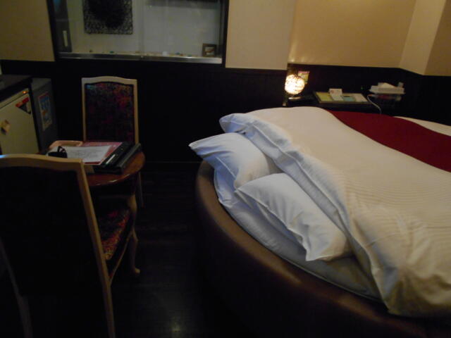 マリオネットアイネ(八王子市/ラブホテル)の写真『301号室、回転ベッドと新しくなったチェアーなど』by もんが～