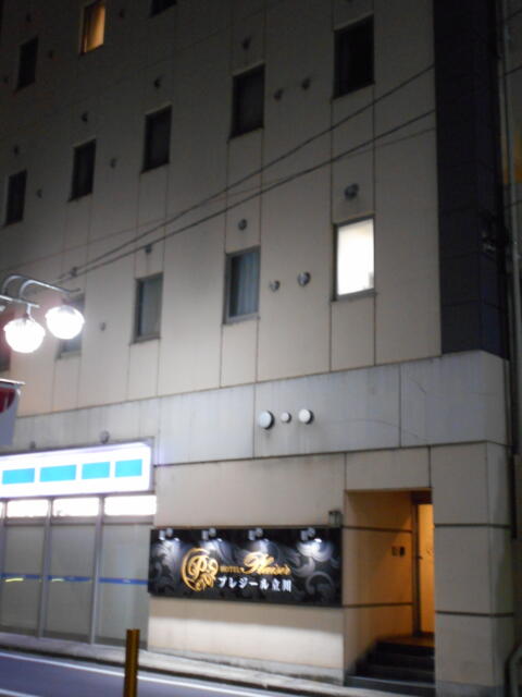 HOTELプレジール立川(立川市/ラブホテル)の写真『夜の外観』by もんが～
