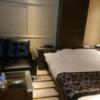 HOTEL Villa Senmei(ヴィラ センメイ）(大田区/ラブホテル)の写真『405号室 部屋全景(広さは十分ですしベッドが広い)』by 舐めたろう