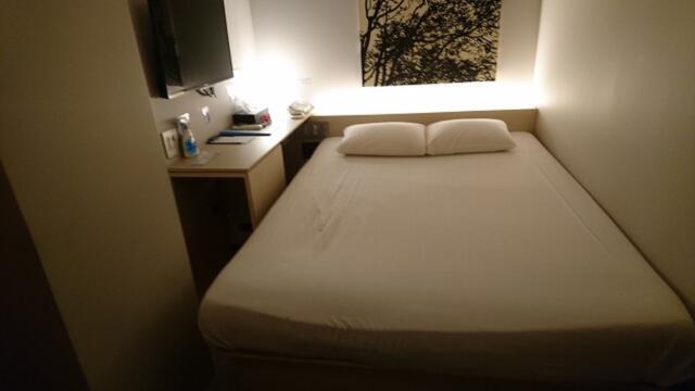 レンタルルームサン 五反田店(品川区/ラブホテル)の写真『305号室-室内全景。ほぼベッドで占められていますが、プレイに十分な広さです。』by _Yama
