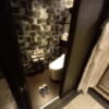 HOTEL KARUTA 赤坂(港区/ラブホテル)の写真『204号室　浴室手前左側にトイレ』by angler