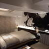 HOTEL KARUTA 赤坂(港区/ラブホテル)の写真『204号室　ソファー側からのベッド全景』by angler