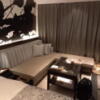 HOTEL KARUTA 赤坂(港区/ラブホテル)の写真『204号室　L字に配置されたソファー。(*^^*)』by angler