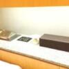 ファンファンファンキングダム(横浜市南区/ラブホテル)の写真『313号室のベッドの上側を捉えた構図。右の黒い箱にスキンや電マなどが入っています。』by ゆめまる