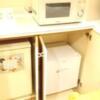 ファンファンファンキングダム(横浜市南区/ラブホテル)の写真『313号室の電子レンジ下を捉えた構図。左下は有料飲み物販売の冷蔵庫、中央下が無料で利用できる個人冷蔵庫です。』by ゆめまる