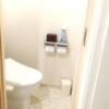 ファンファンファンキングダム(横浜市南区/ラブホテル)の写真『313号室のトイレを洗面台前から捉えた構図。右手前はベッドルームに続きます。』by ゆめまる