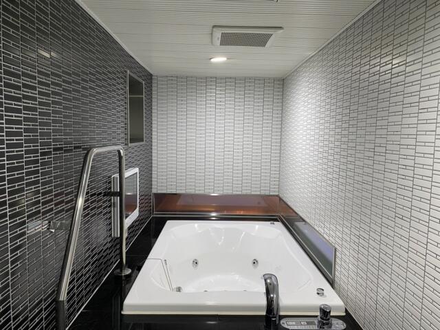 ホテルminim(ミニム)(墨田区/ラブホテル)の写真『502号室　バスルーム全景　※手前にシャワー』by INA69