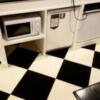 HOTEL O・M・Y （オーエムワイ）(さいたま市大宮区/ラブホテル)の写真『810号室冷蔵庫と電子レンジ。冷蔵庫の上にDVDプレーヤー』by 春風拳