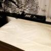 HOTEL O・M・Y （オーエムワイ）(さいたま市大宮区/ラブホテル)の写真『810号室ベッド際。横はソファ』by 春風拳
