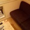 パセオ(新宿区/ラブホテル)の写真『310号室ソファー。左には電子レンジとDVDプレーヤー』by 春風拳
