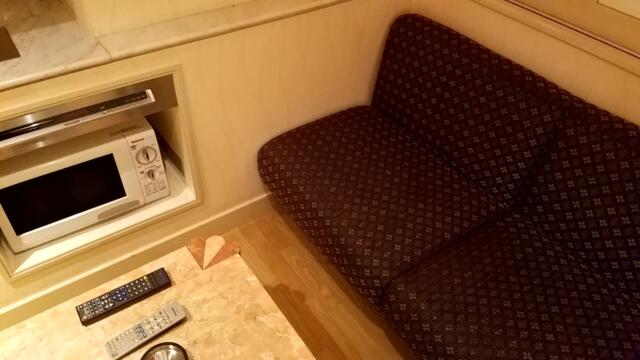 パセオ(新宿区/ラブホテル)の写真『310号室ソファー。左には電子レンジとDVDプレーヤー』by 春風拳