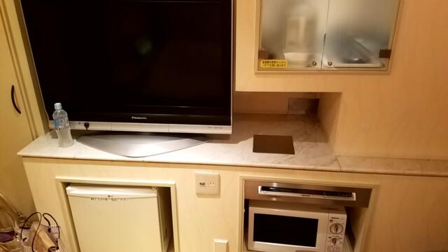 パセオ(新宿区/ラブホテル)の写真『310号室テレビ。右は茶器。下には持ち込み用冷蔵庫』by 春風拳