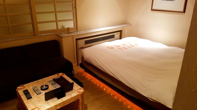 パセオ(新宿区/ラブホテル)の写真『310号室部屋概観。入り口からベッドを臨む』by 春風拳