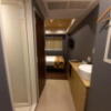 ホテル中山(新宿区/ラブホテル)の写真『206号室の室内　ドア側から。シックにまとまった印象です。』by angler