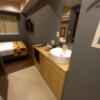 ホテル中山(新宿区/ラブホテル)の写真『206号室の洗面台　左下にバスタオル　引き出しにはドライヤーも。』by angler