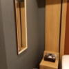 ホテル中山(新宿区/ラブホテル)の写真『206号室の壁面を見ると鏡が。ベットの横なので小さいながら活用できます。(*^^*)』by angler