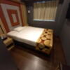 ホテル中山(新宿区/ラブホテル)の写真『206号室のベッド　掛け布団は洗面したにあります。１枚の布が掛かっているだけでオシャレ感が高まりますね。』by angler