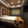 ホテル中山(新宿区/ラブホテル)の写真『206号室のベッド上方、天井はウッディ。led照明のダウンライト。』by angler