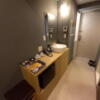 ホテル中山(新宿区/ラブホテル)の写真『206号室の洗面台をベット方向から。黒いのは持ち込み用の冷蔵庫。』by angler