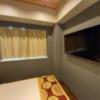 ホテル中山(新宿区/ラブホテル)の写真『206号室の窓とテレビ。窓の下に多少の荷物が置けます。据え置きのスマホはここに置いたらなかなかのアングルで撮れました。』by angler