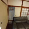 ペリカン(渋谷区/ラブホテル)の写真『401号室 次の間　ソファーの後ろを開けるとクローゼット』by angler