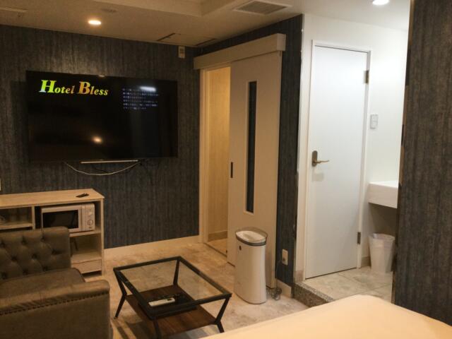 HOTEL Bless（ブレス)(新宿区/ラブホテル)の写真『301号室 ベッド右サイドから見た室内』by ACB48