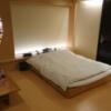 トキワ(豊島区/ラブホテル)の写真『305号室、ベッド横から』by ビデ三郎