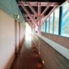 ホテル パフューム(秦野市/ラブホテル)の写真『長い廊下です。(21,7)』by キジ