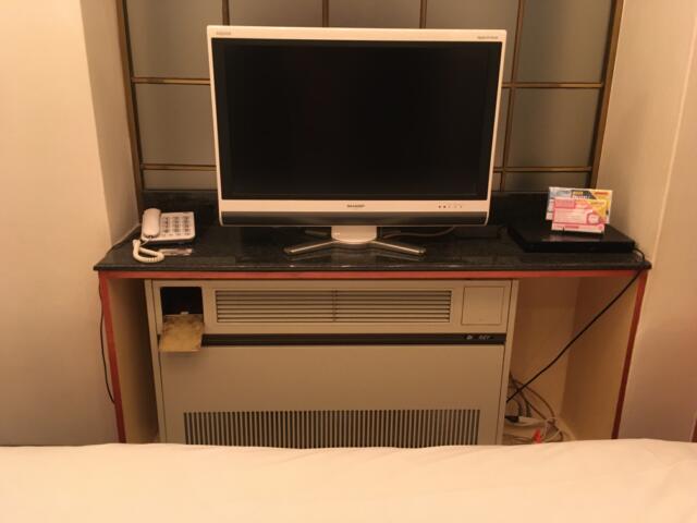 HOTEL MUSIC（ミュージック）(墨田区/ラブホテル)の写真『501号室（下のエアコン、かなりビンテージ物です。夏はこの付近だけ涼しくなります。）』by mailbox