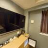 ホテル中山(新宿区/ラブホテル)の写真『202号室 テレビ　下にはカップ、コーヒーセット電話灰皿など。』by angler