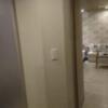 パティオ(文京区/ラブホテル)の写真『402号室、入ってすぐ（左浴室、右ベッド）』by クロセ