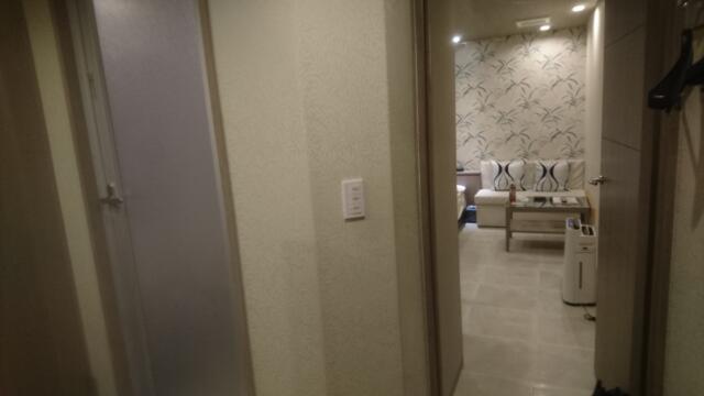 パティオ(文京区/ラブホテル)の写真『402号室、入ってすぐ（左浴室、右ベッド）』by クロセ