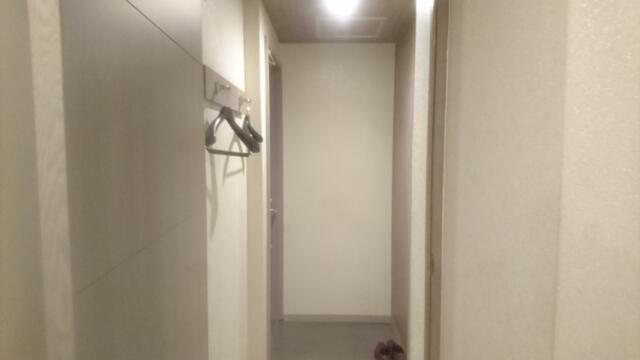 パティオ(文京区/ラブホテル)の写真『402号室、部屋の中からの廊下』by クロセ