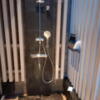 HOTEL KARUTA 赤坂(港区/ラブホテル)の写真『501号室の半露天風呂のシャワー。』by angler