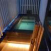 HOTEL KARUTA 赤坂(港区/ラブホテル)の写真『501号室の半露天風呂の蓋を外したところ。』by angler