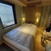 HOTEL KARUTA 赤坂(港区/ラブホテル)の写真『501号室のベッド　窓から半露天風呂が見えます。』by angler
