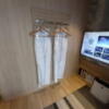 HOTEL KARUTA 赤坂(港区/ラブホテル)の写真『501号室のテレビ　バスローブ』by angler