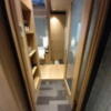 HOTEL KARUTA 赤坂(港区/ラブホテル)の写真『501号室の入り口からの様子　左手にユニットバスもあります。』by angler