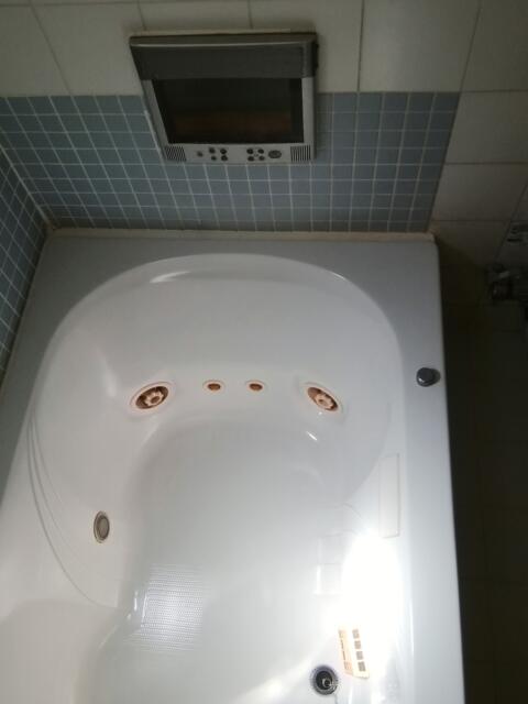 H＆L HOTEL（ハートランドイモン）(江戸川区/ラブホテル)の写真『208号室、浴槽です。(21,7)TVは壊れてます。』by キジ