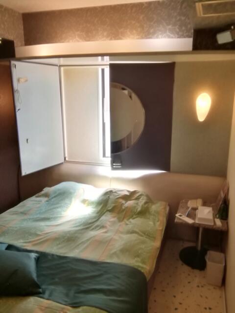 H＆L HOTEL（ハートランドイモン）(江戸川区/ラブホテル)の写真『208号室、ベッドです。(21,7)』by キジ