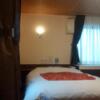 ホテルシティ(立川市/ラブホテル)の写真『505号室　ソファーからベッドを見たところ』by 市