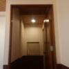ホテルシティ(立川市/ラブホテル)の写真『505号室　ソファーから入口を見た感じ』by 市