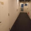 ホテル大山(新宿区/ラブホテル)の写真『一階の廊下。モノトーン配色です。』by angler