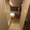 ホテル大山(新宿区/ラブホテル)の写真『106号室、入り口側から見た全景。モノトーンで落ち着いた色調です。』by angler