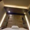 ホテル大山(新宿区/ラブホテル)の写真『106号室、足元側から見た照明の様子。足元側は暗い。』by angler