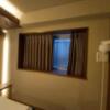 ホテル大山(新宿区/ラブホテル)の写真『106号室、外窓　カーテンを開けても外光は入りません。』by angler