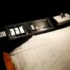 HOTEL O・M・Y （オーエムワイ）(さいたま市大宮区/ラブホテル)の写真『805号室ベッド脇。ケースにはスマホの充電器があるが、有線放送設備はない』by 春風拳
