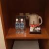 HOTEL EXE（エグゼ）(台東区/ラブホテル)の写真『112号室　備え付けの水とコーヒーセット』by へんりく