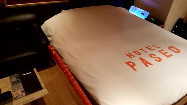 パセオ(新宿区/ラブホテル)の写真『301号室ベッド。左にはソファー』by 春風拳