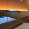 ホテル大山(新宿区/ラブホテル)の写真『306号室　ベッドの頭側に鏡が。上手く使えば面白い。』by angler